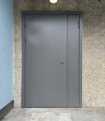 Серая подъездная дверь