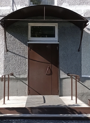 Коричневая полуторная дверь