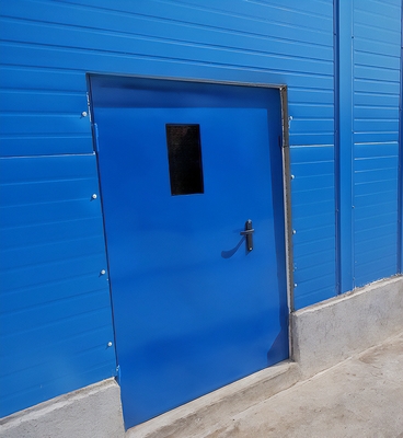 Синяя дверь с окном