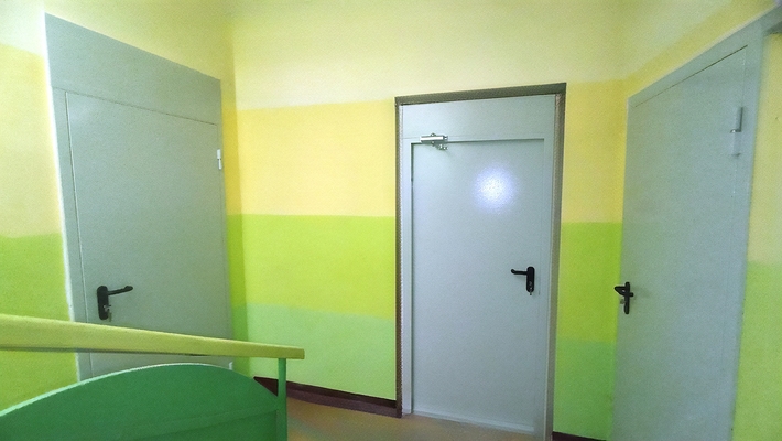 Двери в образовательном центре