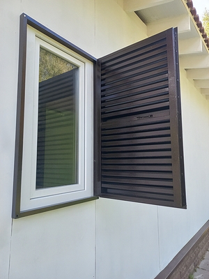 Жалюзийные ставни на окно